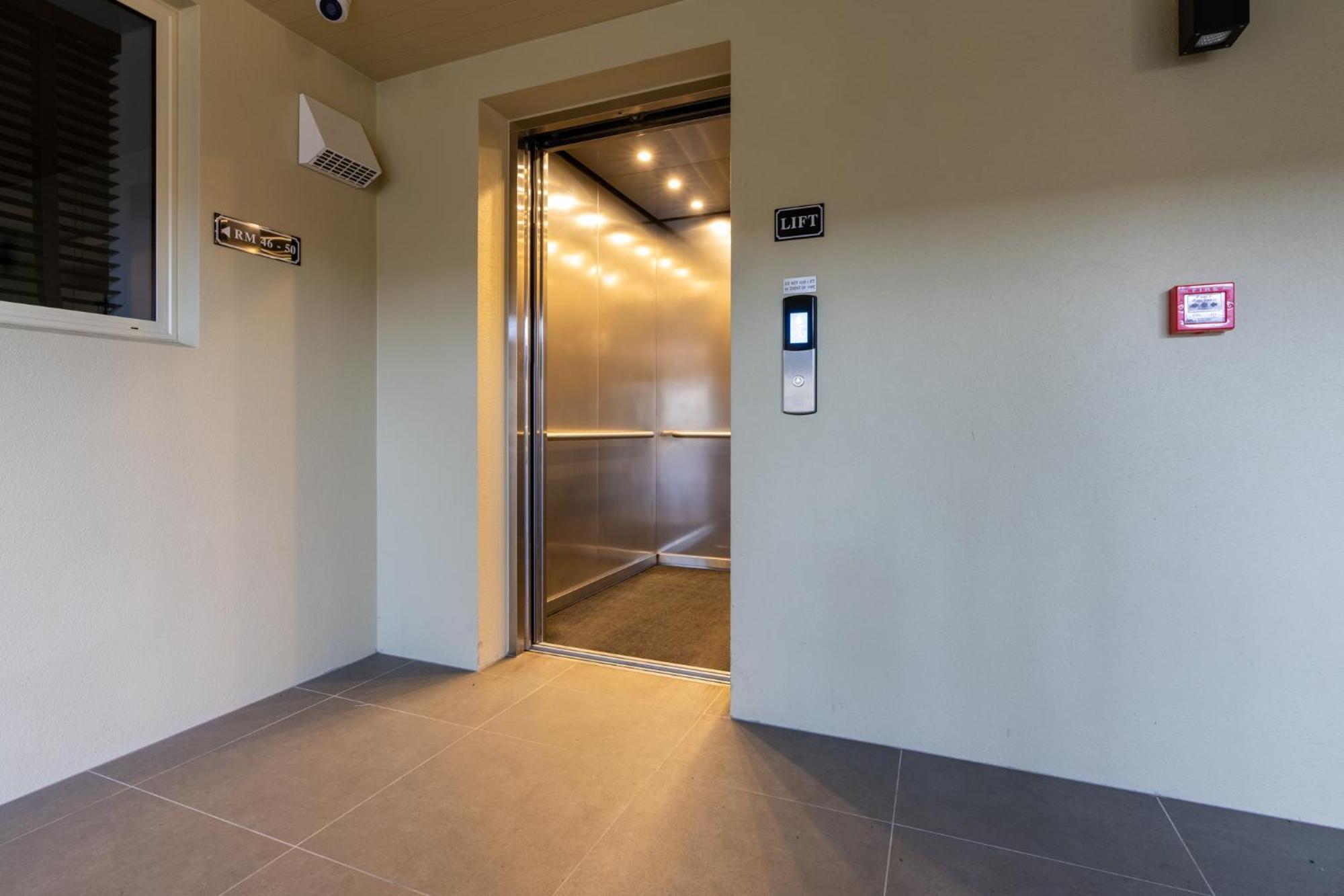 Regal Palms Resort Rotorua Exterior foto A residential elevator